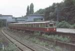 1980er Jahre,ein Stadtbahnzug nach Friedrichstrasse(damals Endstation)im Bhf.Eichkamp(heute Messe Sd)Seitdem hat sich 
hier viel zum positiven verndert.Der Bahnhof ist komplett renoviert worden,das Fernbahntrassee ist wieder 2 gleisig und wurde elektrifiziert.Hier rauschen jetzt die ICE`s vorbei!(Archiv P.Walter)