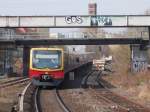 Nachder Ausfahrt aus Berlin Nölnerplatz unterquerte der 481 435,am 11.April 20015,die Verbindungsbahn Rummelsburg-Frankfurter Allee.