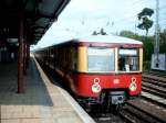 Ich denke, die meisten, die sie erleben durften, werden sie sehr vermissen: die durch besondere Laufruhe und markante Gleichstrommotoren auffallenden S-Bahnen der BR 477, zuletzt aktiv auf der S-Bahn-Linie 3.
29.6.03, Hirschgarten