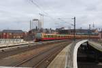 S-Bahn Berlin am 3. April 2015: Ein Zug der BR 481/482 auf der S5 nähert sich dem Berliner Hauptbahnhof.