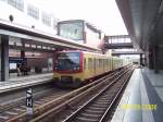 Einfahrt eines Dreiviertelzuges der Baureihe 481 in den Bahnhof Berlin Gesundbrunnen.