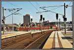 Ein 485 der S-Bahn erreicht den Hauptbahnhof Berlin. Auf dem Fernbahngleis rollt eine 371 mit dem  Berlin-Warszawa-Express  dem Zielbahnhof entgegen. Aufgenommen am 26.03.2007