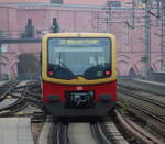 Face to face - mit Nummer 58 der Berliner S-Bahn als S7 (Potsdam Hbf - Ahrensfelde) bei der Ausfahrt aus dem Bahnhof Berlin Alexanderplatz gen Osten.

Berlin Alexanderplatz, 17. Oktober 2016

