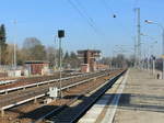 Blick von einem der  Regionalbahnsteigen (Gleis 5) des Bahnhof Berlin Wannsee am 15. Februar 2017 auf den Bahnhofbereich der S-Bahn Berlin, im Hintergrund das (nicht mehr aktive) Stellwerk Wsk.