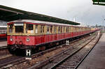 Der Gleichstrom ET der Berliner S-Bahn 275 335 am 25.07.1991 im Bf. Berlin Warschauer Straße.