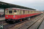 Der  Stadtbahner  275 565 am 25.07.1991 im S-Bahnhof Berlin Warschauer Straße.