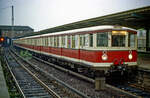 S-Bahn-Tw. 275 763 vom Typ  Stadtbahn  am 14.11.1990 am Bf. Berlin Warschauer Straße.