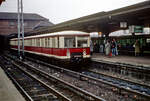 S-Bahn-Bahnhof Berlin Warschauer Straße am 15.11.1990 mit 276 339.