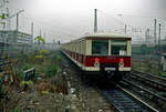 276 405 am 13.11.1990 bei der Ausfahrt aus dem Berliner S-Bahnhof Warschauer Straße.