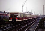 276 487, Bauart  Wannsee , aam 14.11.1990 an der S-Bahn-Station Berlin Warschauer Stra0e.