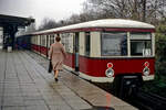 DR 277 151, ex ET 167 128, hält am 14.11.1990 im S-Bahnhof Berlin-Schöneweide.