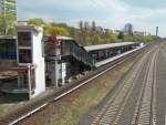 Berlin-Halensee (Station der Ringbahn), Blick von der Kurfrstendammbrcke auf den Bahnsteig (16.04.2011)