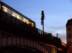 Berliner S-Bahn-Impressionen: kurz vor 22 Uhr, und noch immer ist es nicht richtig dunkel - Gelegenheit, einen Zug bei der Ausfahrt aus dem Bahnhof  Friedrichstraße  Richtung Westen über der