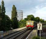 Berliner S-Bahn-Impressionen: Einfahrt eines Zuges der Baureihe 485 - inzwischen fast ein Vierteljahrhundert alt - in den Bahnhof  Schöneberg . Im Hintergrund die Reste des berühmten Gasometers. 26.5.2014