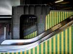 Materialmix aus zwei Epochen: Rolltreppe und Stützpfeiler am unteren Bahnsteig der Berliner S-Bahnstation  Schöneberg .