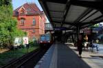 S-Bahnhof Berlin Heidelberger Platz am 26.04.2014.
Die S-Bahn der BR 485-885 fährt auf der Linie S 46 nach Westend.