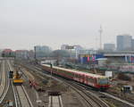 vor der Kulisse der Berliner Ostbahnhofs verlässt eine S75 (Wartenberg - Westkreuz) die S-Bahn Station Berlin Warschauerstraße.