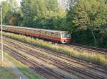 BR481 der Berliner S-Bahn ist hier als S5 mit Endbahnhof Strausberg Nord unterwegs. Sie verlie gerade den Bahnhof Berlin Lichtenberg und passiert auf diesem Bild das BW Friedrichsfelde, welches im linken Bereich dieses Bildes liegt, zu sehen an den drei Gleisen im unteren Teil des Bildes! (20.09.03)