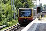 BERLIN, 22.06.2017, S85 nach Waidmannslust bei der Einfahrt in den S-Bahnhof Greifswalder Straße (Ringbahn)