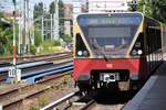 BERLIN, 22.06.2017, S41 (Ringbahn in Uhrzeigerrichtung) bei der Einfahrt in den S-Bahnhof Greifswalder Straße (Ringbahn)