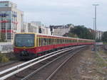 Ein 481 bei der Einfahrt,am 23.September 2017,in Berlin Charlottenburg.Aufnahme vom Bahnsteigende.