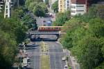 Eine S-Bahn auf dem Weg vom Tiergarten zum Bahnhof Bellevue, Blick auf die Altonaer Strasse.