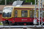 Ein S-Bahn-Zug verlässt Ende April 2018 den Bahnhof Berlin-Lichtenberg.