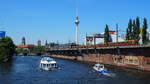 Viel los auf der Spree... am 13.5. (Muttertag) 2018.
Deswegen ist auch die Wasserschutzpolizei unterwegs, während die S-Bahn neue Kunden zur Anlegestelle Jannowitzbrücke mit dem gleichnamigen Bahnof im Hintergrund bringt.

Berlin, der 13.5.2018