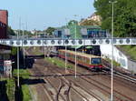 Ein Zug der BR 481 bei der Ausfahrt aus dem Bahnhof Hermannstraße.