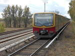 Am Bahnsteigende aus fotografierte ich die Einfahrt vom 481 399 in die Station Bernau Friedenstal am 03.Oktober 2018.