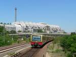 Eine Ringbahn fhrt im Bahnhof Westkreuz ein.