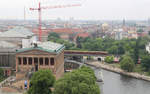 Vom Kuppelrundgang des Berliner Doms bietet sich dieser Ausblick auf die Stadtbahn.
Die 481er-Garnitur wurde am 11. Mai 2018 fotografiert.