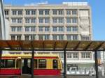 Eine S-Bahn in Richtung Spandau im Bahnhof Alexanderplatz.