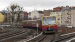 Eine S42 erreicht den Bahnhof Berlin Südkreuz.