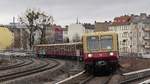 Eine S46 nach Königswusterhausen erreicht den Bahnhof Berlin Südkreuz.