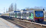 Berliner S-Bahn mit dem Werbevietelzug 481 263-2  Bädermagie  auf der Linie S41 Ringbahn am S-Bhf.