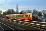 Nachschuss auf 481 051-1 und 481 ??? der S-Bahn Berlin als S2 von Berlin-Buch nach Berlin-Lichtenrade, die den Bahnhof Berlin Südkreuz auf Gleis 1 verlassen.