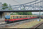 Nachschuss auf 481 086-7 und 481 ??? der S-Bahn Berlin als S2 von Berlin Priesterweg nach Berlin-Buch, die den Bahnhof Berlin Gesundbrunnen(S) auf Gleis 4 verlassen.