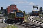 BERLIN, 23.06.2019, links S5 nach Spandau, rechts S3 nach Ostbahnhof, beide kurz vor der Einfahrt in den Bahnhof Ostkreuz