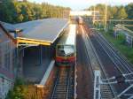 Im Bahnhof Wuhlheide kreuzen sich eine 481 und ein RE 160.