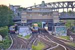 Zwei Züge der Baureihe 481/482 streiten sich darum wer zuerst abfahren darf. S Bornholmer Straße, Berlin, Juli 2019