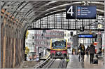 S3 nach Spandau erreicht die S-Bahn Station Hackescher Markt. (18.11.2019)