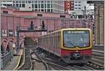 Die S9 Nach Flughafen Schönefeld verlässt Berlin Alexanderplatz.