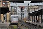 Ein ICE durchfahrt den S-Bahnhof Berlin Friedrichstrasse.