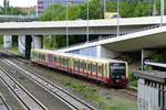 S -Bahn Berlin BR483 /484, hier auf einer Betriebsfahrt, kurz nach dem Verlassen des Bahnhofs 'Heidelberger Platz'.