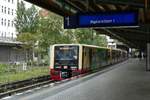 Weiterhin heißt es, Zugdurchfahrt! Im Testbetrieb der S -Bahn Berlin, bei bescheidenen Wetter mit der BR 484 00? auf dem Ring, hier durch den S -Bhf.