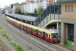 S 42 der S -Bahn Berlin mit BR 482...(Re-design), bei der Ausfahrt aus dem Bahnhof von Messe Nord /ICC (Witzleben), hier mit Fahrtziel Tempelhof.