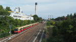 So langsam sieht man sie häufiger, die modernisierten und neu-lackierten Viertelzüge der BR 481, hier als Dreiviertelzug auf der Ringbahn in einem Umlauf der S41.
Im Hintergrund die Station  Hohenzollerndamm  und ein Dreiviertelzug der BR 480.
Aufgenommen von der Paulsborner Brücke.

Berlin, der 28. Juli 2020.