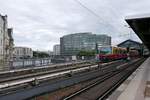 Bei der Einfahrt in Bahnhof Berlin Friedrichsstraße überquert S9 nach Schönefeld die Spree (01.07.2020).