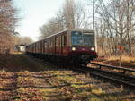 S-Bahn Berlin S 47 (BR 485) in Richtung Herrmannstrasse kurz vor dem Bahnübergang an der Ostritzer Strasse (nahe dem Bruno Bürgel Weg) am 30.